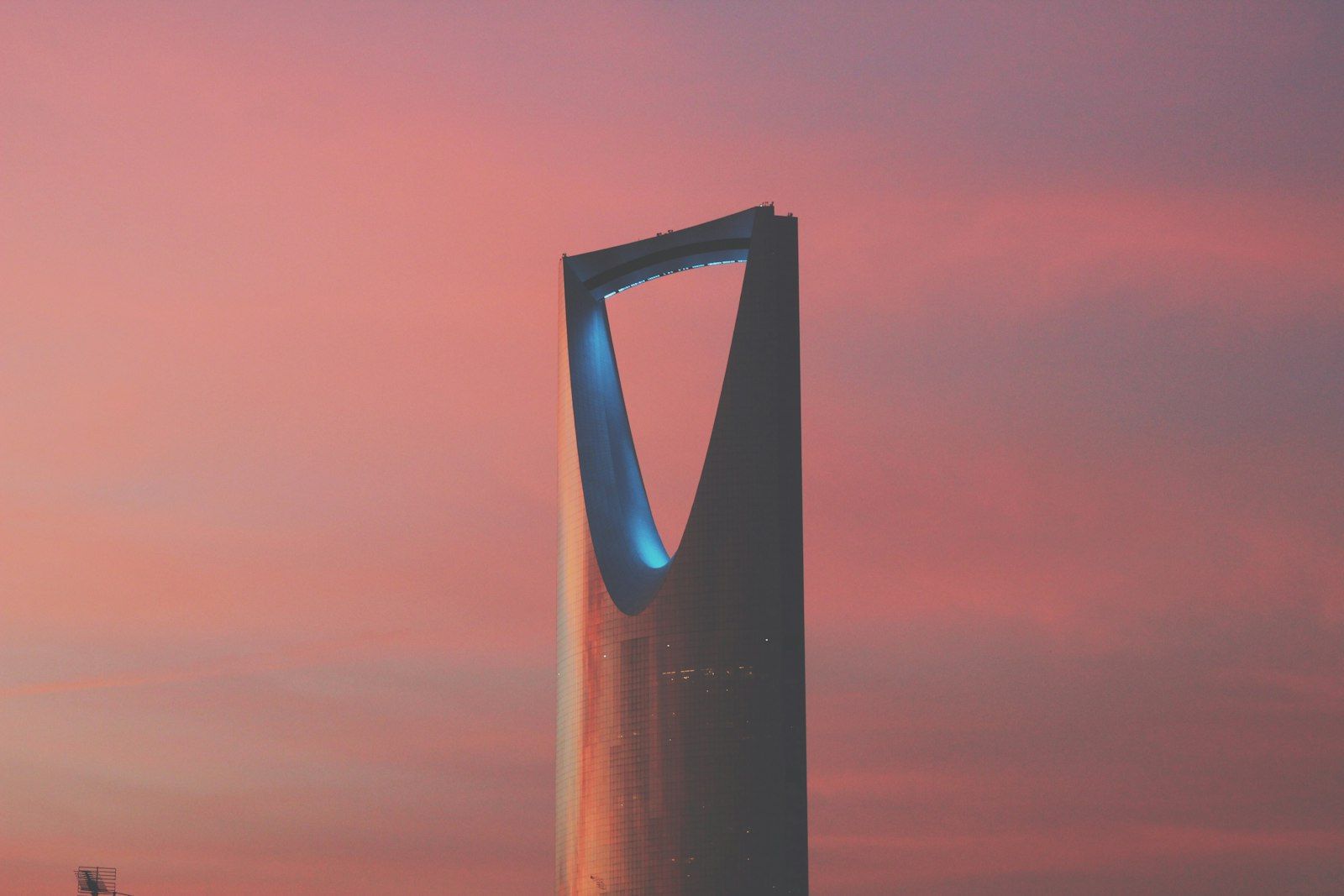 برج المملكة في الرياض وقت الغروب بسماء وردية